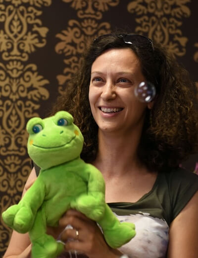 Michaela Kvasničková se žábou Michaela Kvasničková se žábou